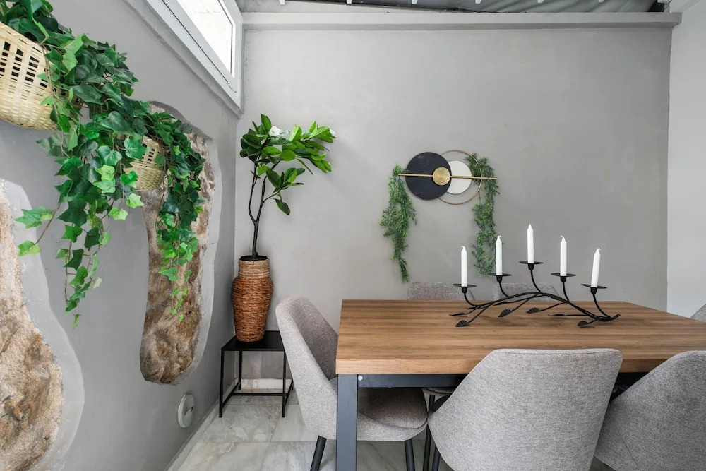 Kolonaki Cocoon - 2-BR Stylish Apt with Backyard in Kolonaki
