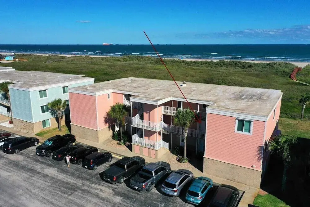 Oceanfront Condo w/ Private Balcony Pool + Tennis Bubbly Blew by Avantstay