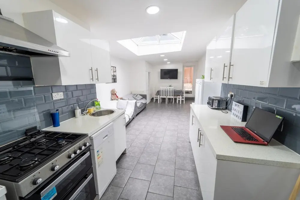 STAYSA Equipped studios near QE and UOB in GuestHouse close to the city!