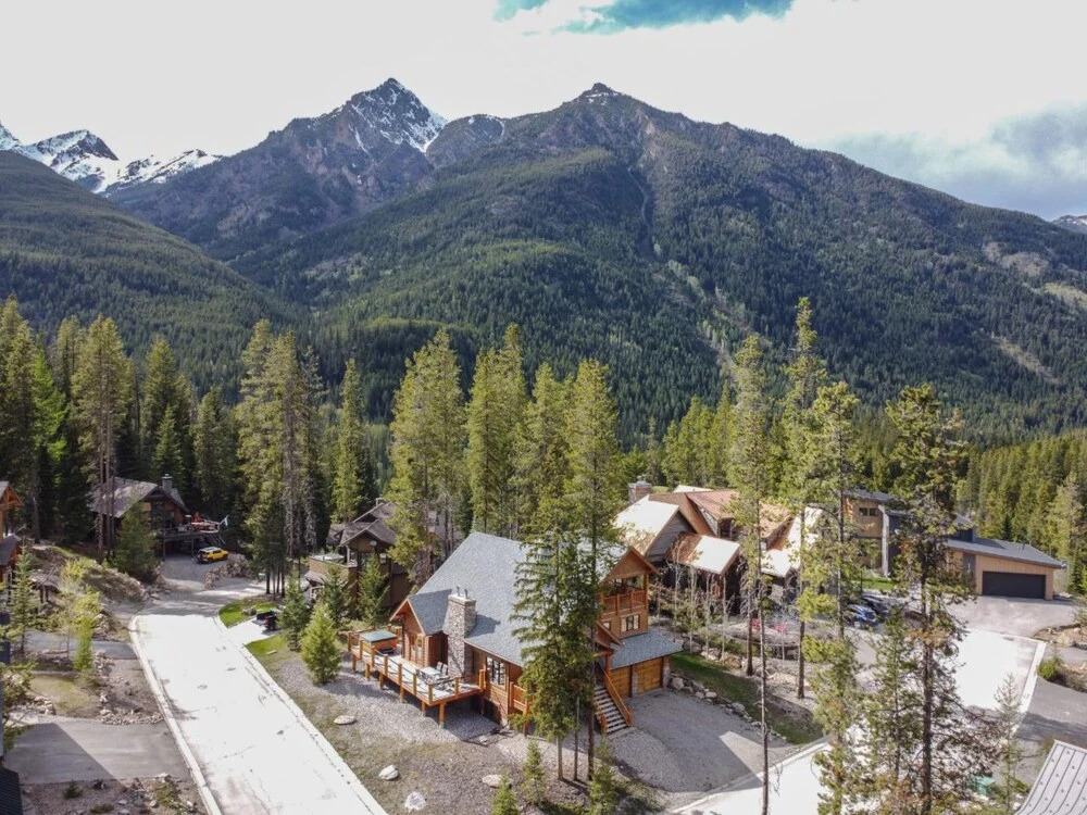 MODERN 4,500 sqft Ski Chalet: 5 Br + 6 Ba | Pool Table | Pool + PRIVATE Hot Tub