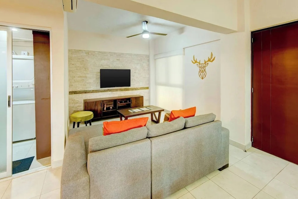 Beautiful Condo With Pool and Close to the Beach