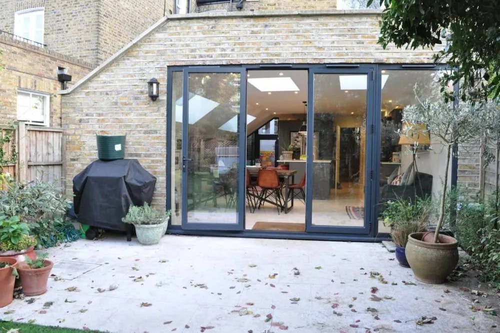Spacious 2 Bedroom Property in Great Location