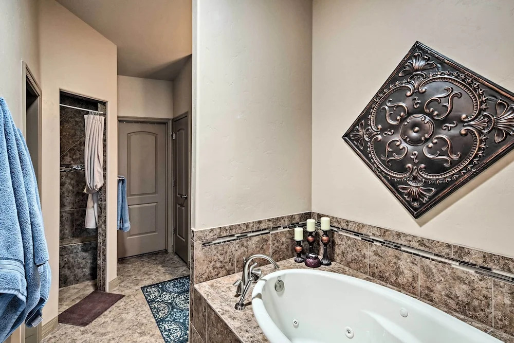 Pool, Hot Tub & Lake Views: Lake Havasu Home!