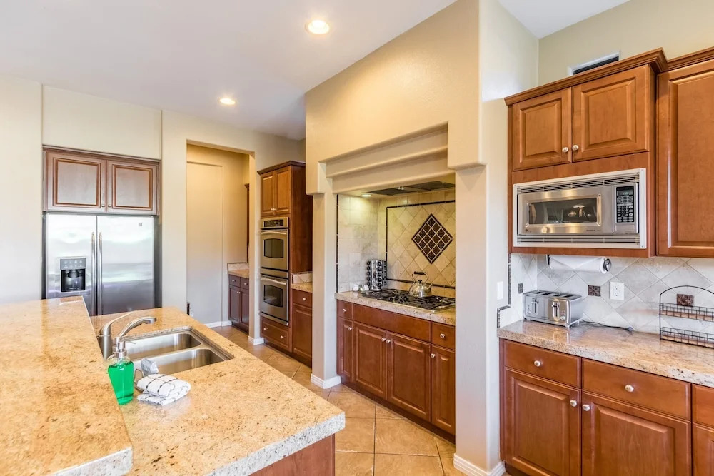 Aurora by AvantStay Stylish Spacious Oasis w Pool Spa BBQ