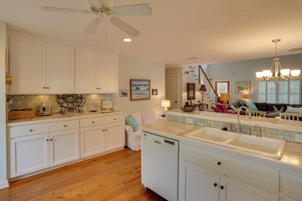 Bright St. Simons Island Escape: Walk to the Beach