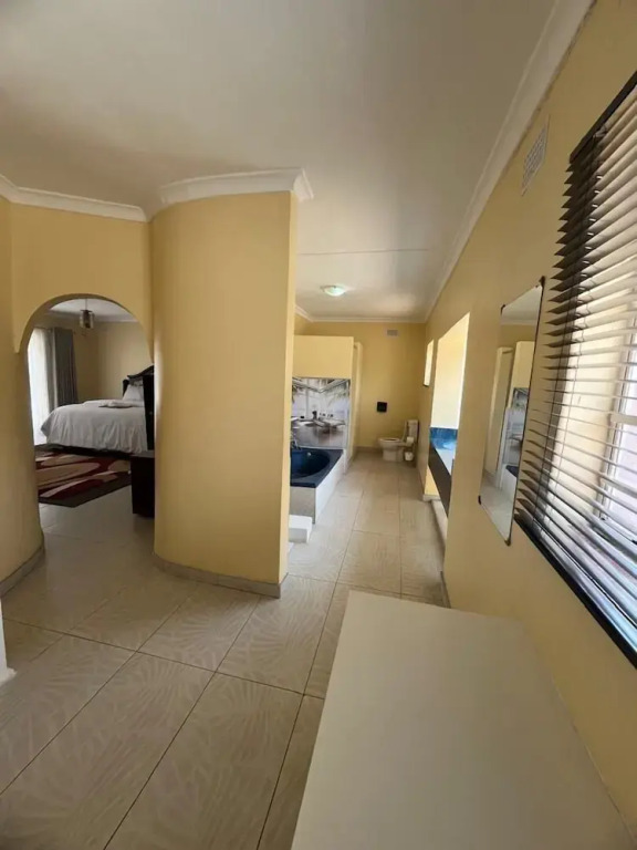 4-bedroom Retreat With Lush Gardens Pool- 2346