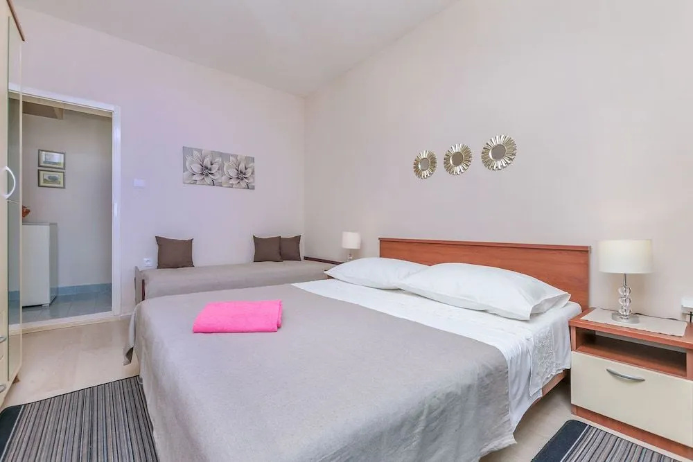 Apartment and Rooms Tatijana