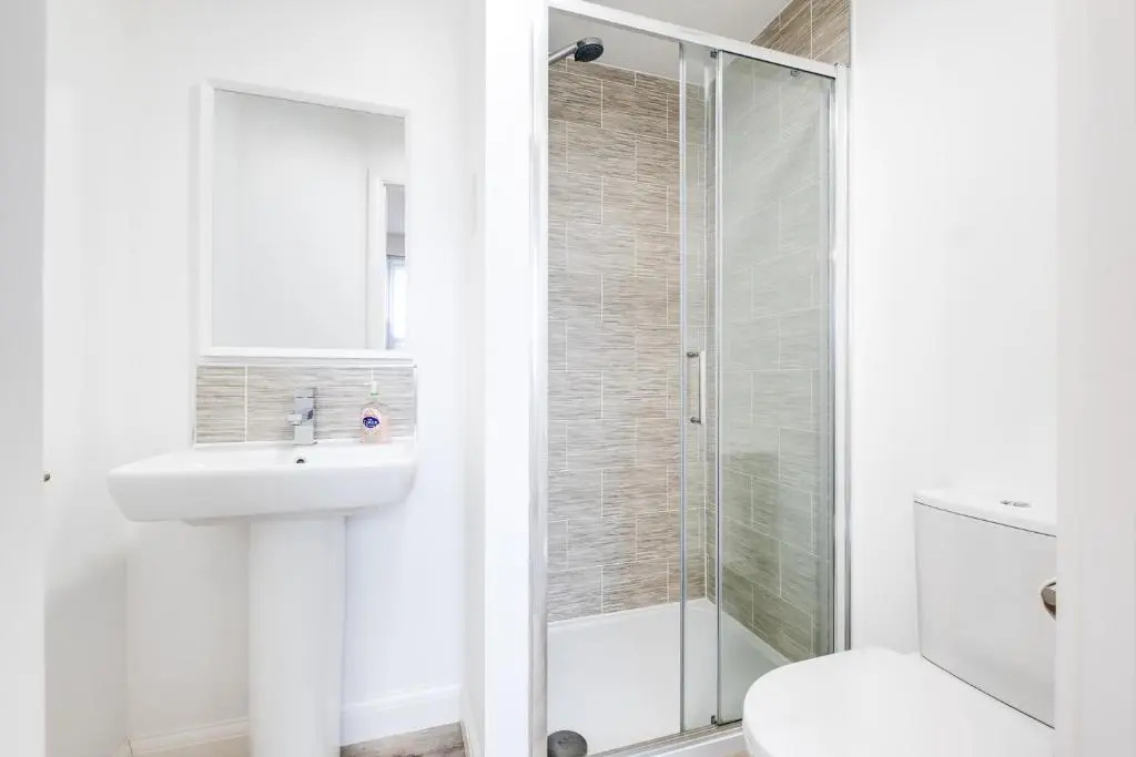 Luxury 2 Bed House City Centre ✘ BBQ & GARDEN ☆ FAMILY FRIENDLY→ Swingball & Outdoor Furniture - FREE PARKING → With 50 Inch Smart TV, FREE NETFLIX & WIFI ✘ Comfy Seating Area - BY MAEVELA®