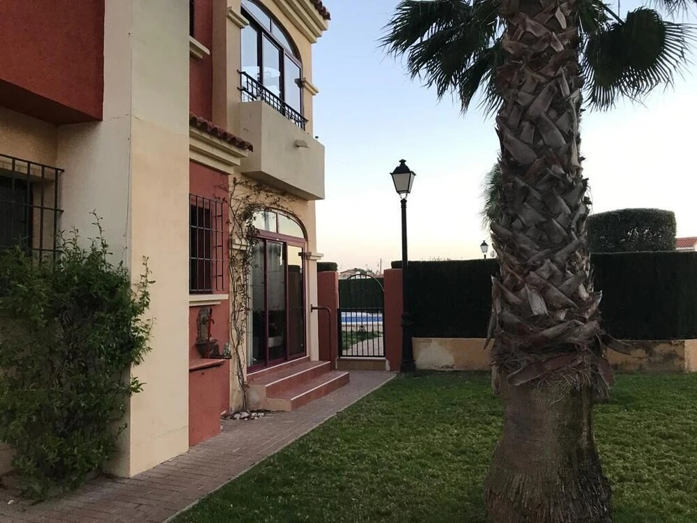 A Quiet House In The Neighborhood Of Urbanizacion Club Salino