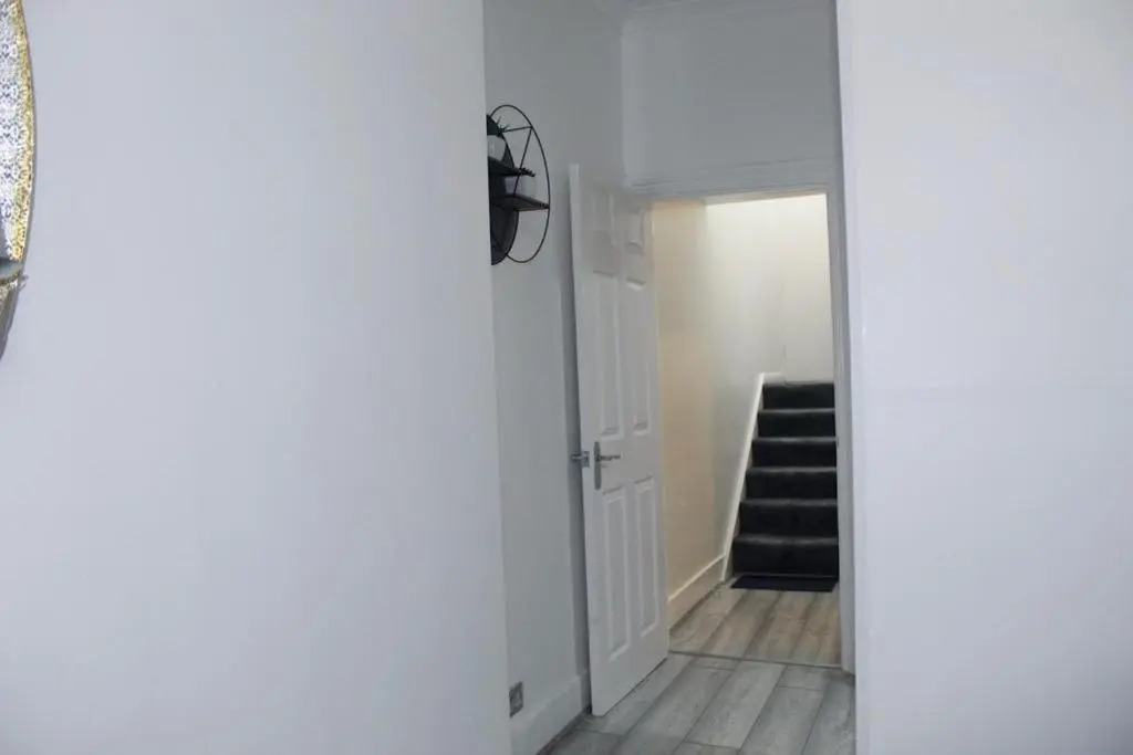 2 Bed 1st Floor Apartment-Own Entrance & Parking
