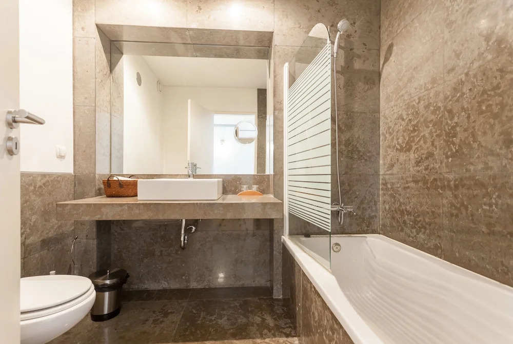 Chiado Modern Three-Bedroom Apartment - by LU Holidays