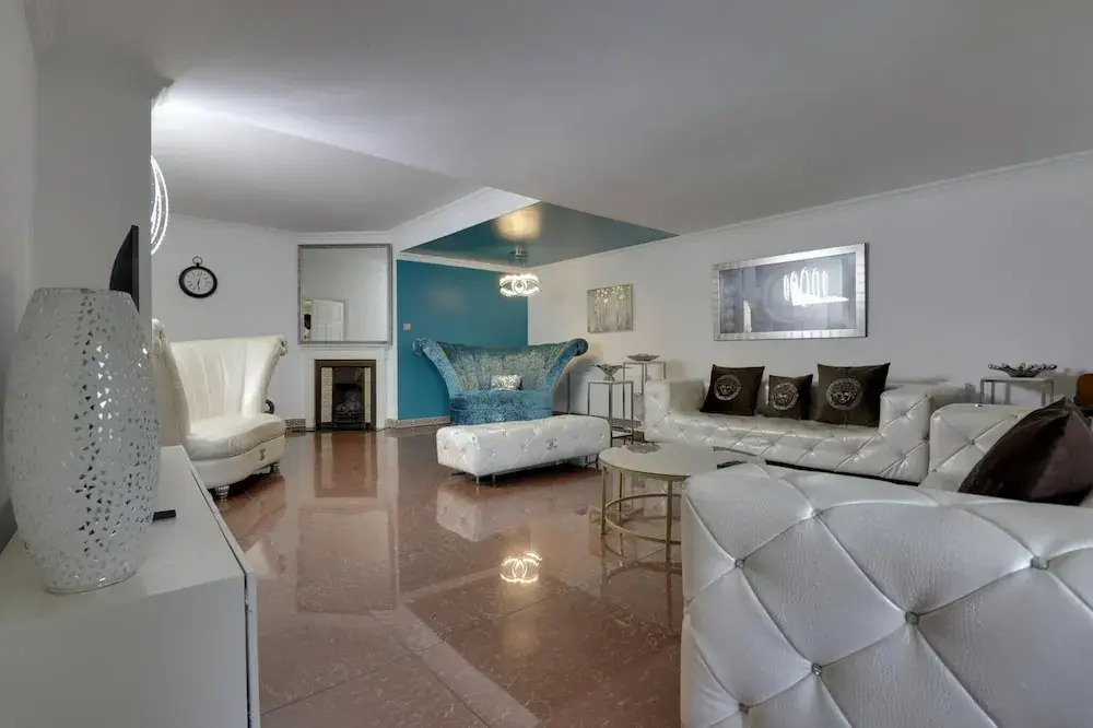 Luxurious West London Retreat With Hot Tubs & Easy Access to Central London