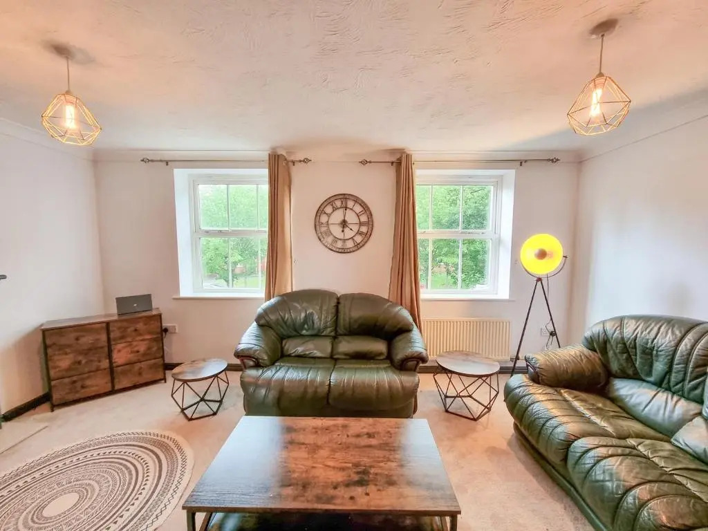 City House in Nice Area - Smart Tv's, 900mb Wifi