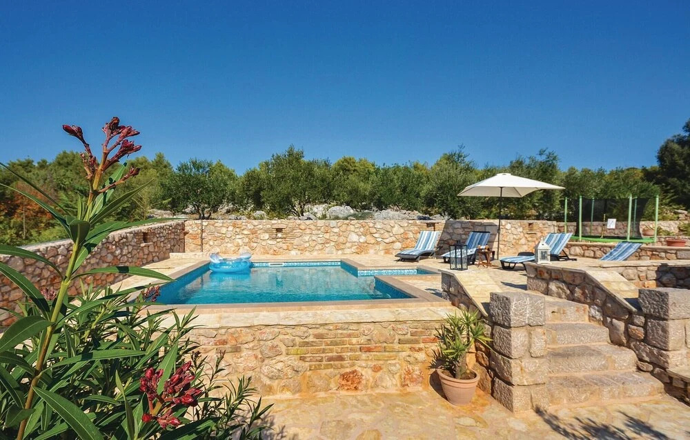 Cozy Home In Stari Grad