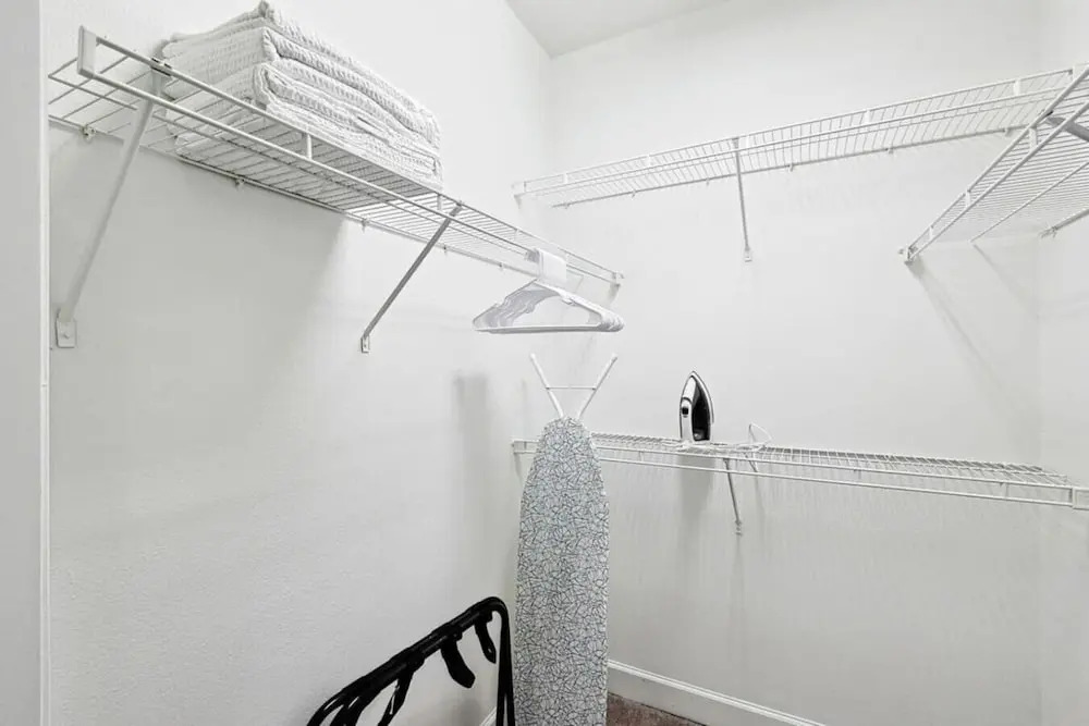 Luxe 1 Bedroom With Pool Near Toyota HQ & Legacy West