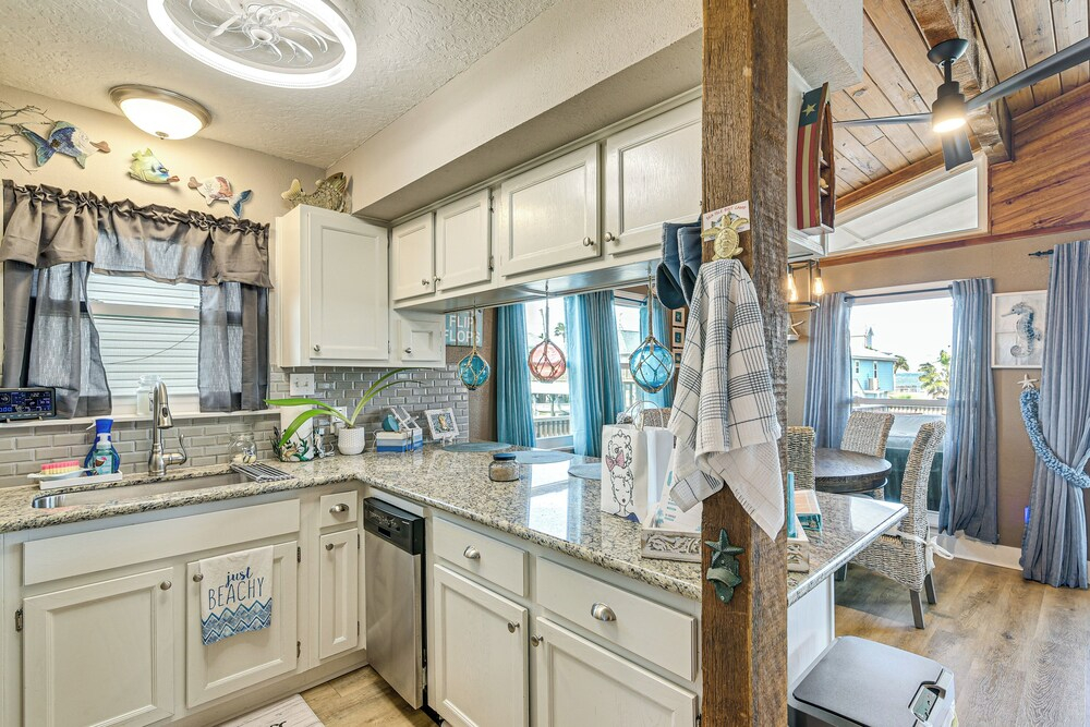 Fish, Crab, Unwind! Canal-front Gem in Galveston