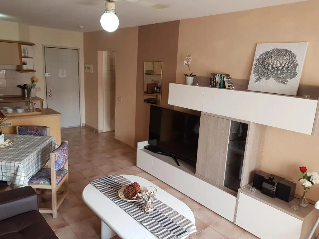 Castle Harbour with heated pool, only 700 meters to the beach, Wifi, balcony