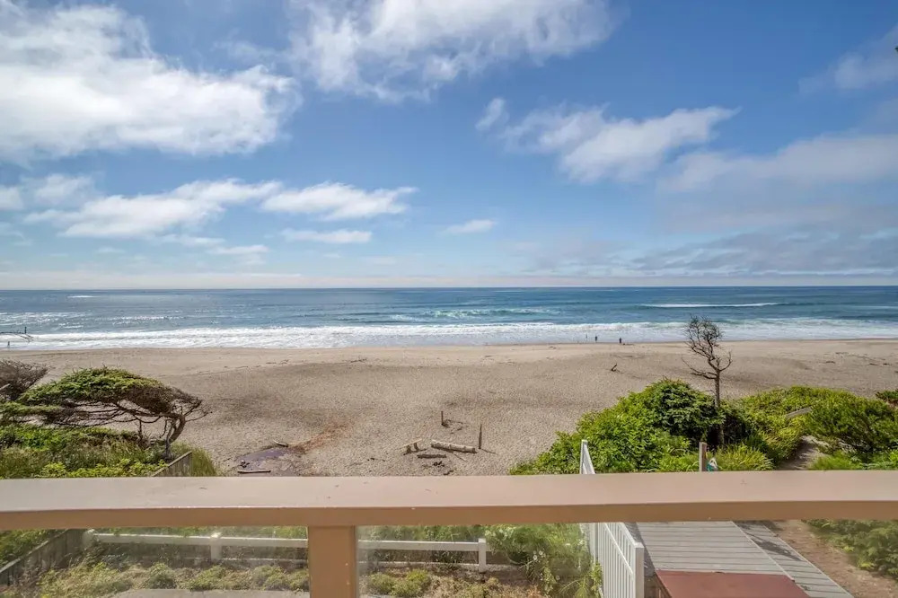 Oceanview Hot Tub and Cozy Bonus Room - Charming Coastal Retreat