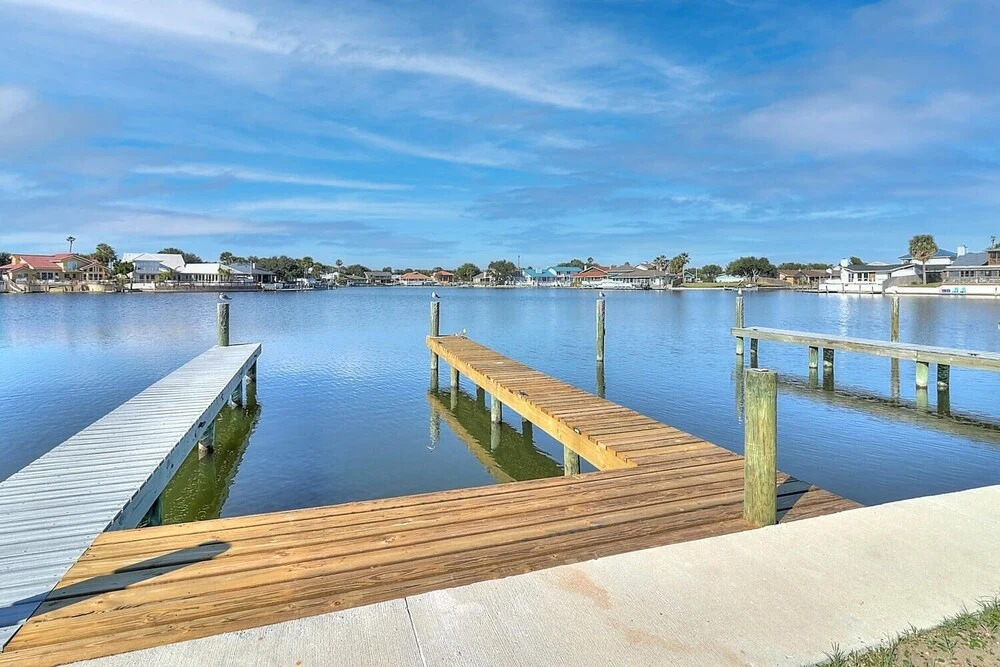 Dock Holiday 2 Bedroom Condo by Redawning