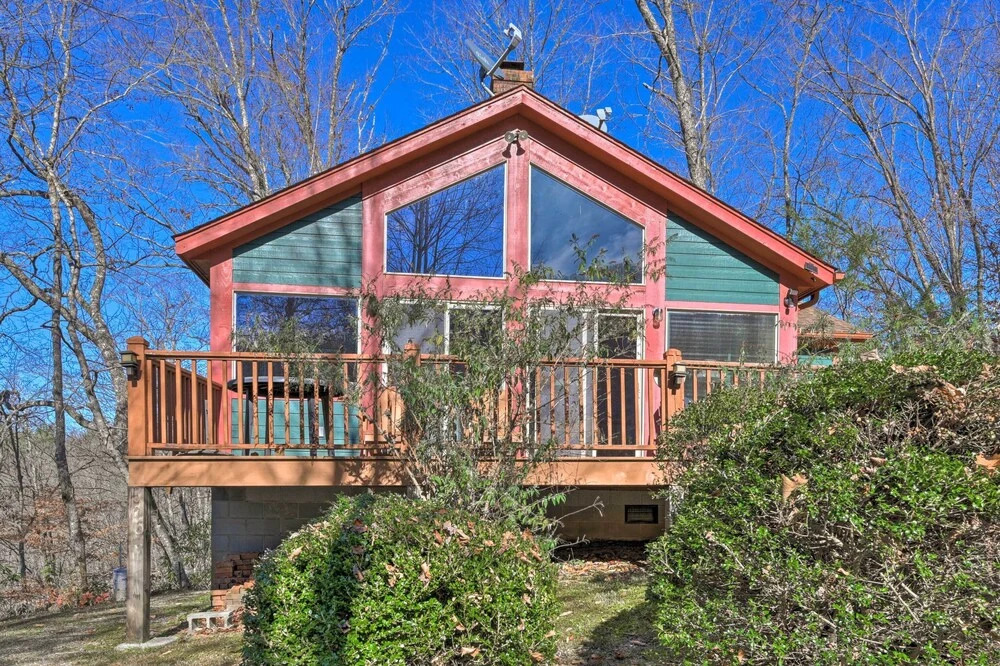 North Carolina Escape w/ Deck, Grill & Fire Pit!