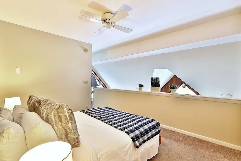 The Birch Ridge: Owner's Suite #5 - Queen/sofa Bed Suite In Killington. Hot Tub. Renovated. 1 Bedroom Home