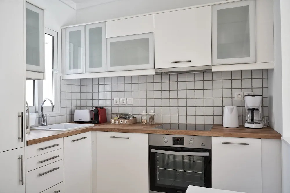 Marvelous n Bright Apartment next to Megaro Mousikis
