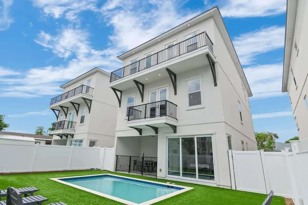 3-story Comfortable Home Near the Beach