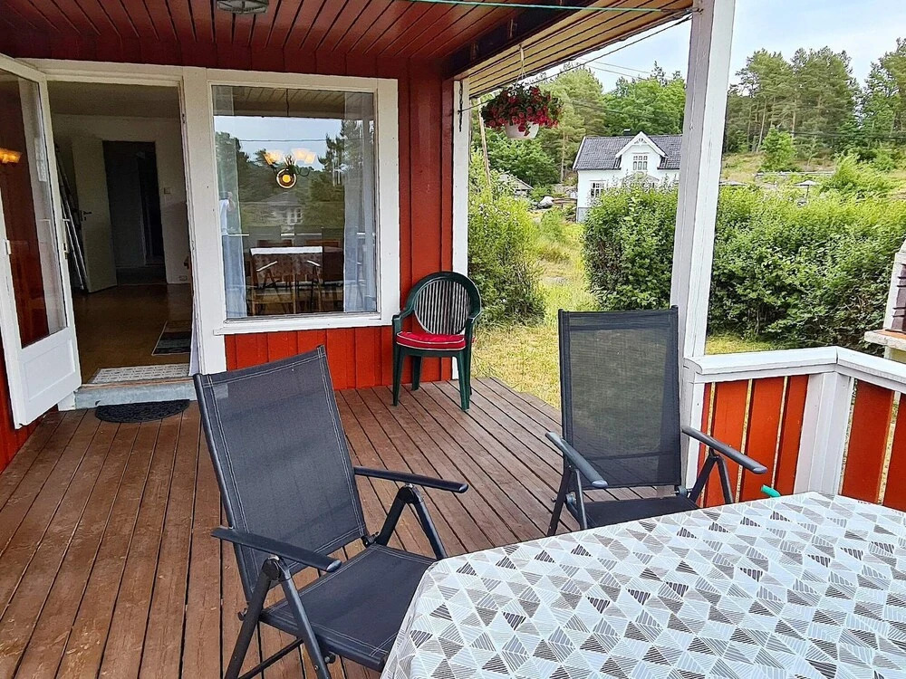 10 Person Holiday Home in Staubø