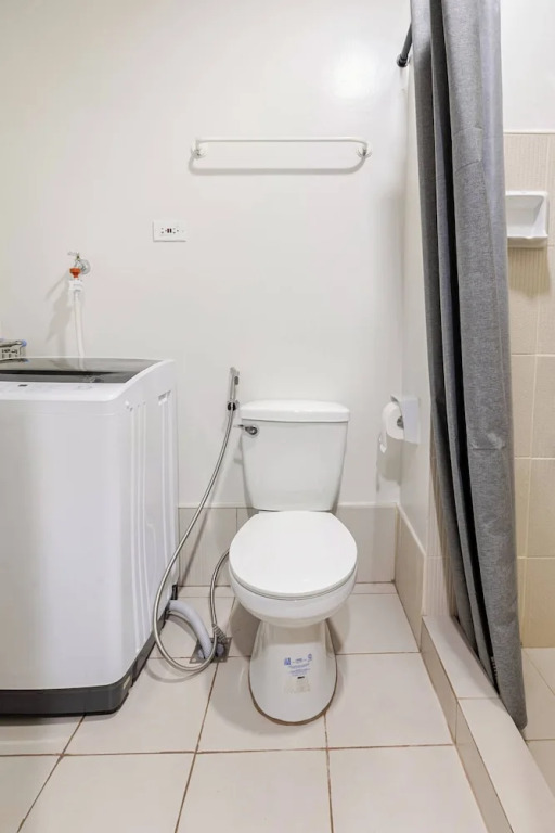 Near SM BF & Shopwise Slex Accessible 2BR for 4
