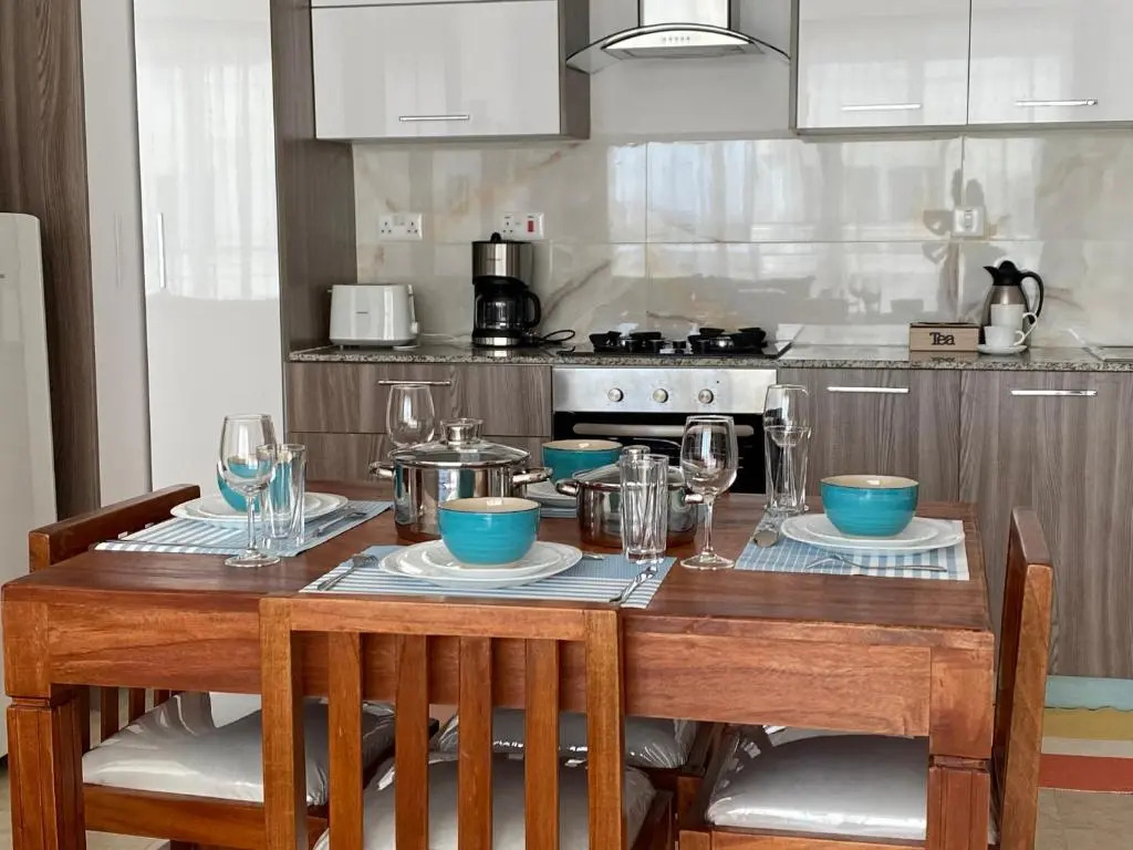 Karim house, 2 bedroom apartment with king beds, balcony view and workspace in Kilimani Nairobi