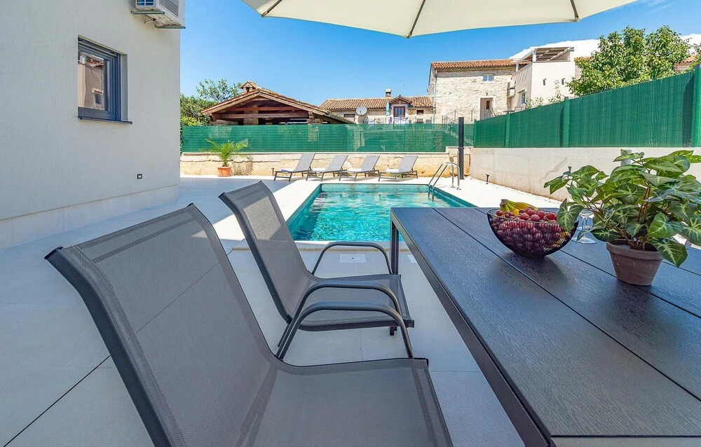 Awesome Home in Tar With Outdoor Swimming Pool, Wifi and 2 Bedrooms