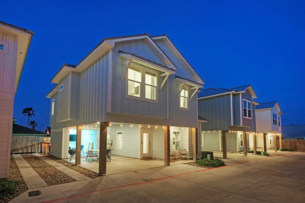Luxury 4bdr Beach Retreat w/ Private Pool Walk to Dining + Shops Shore Thang