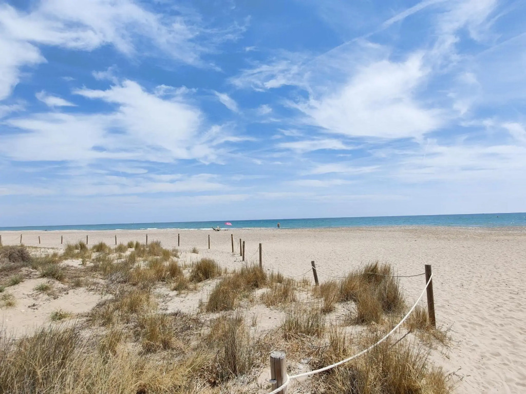 Global Properties, Apartamento con terraza y piscina a un paso de la playa