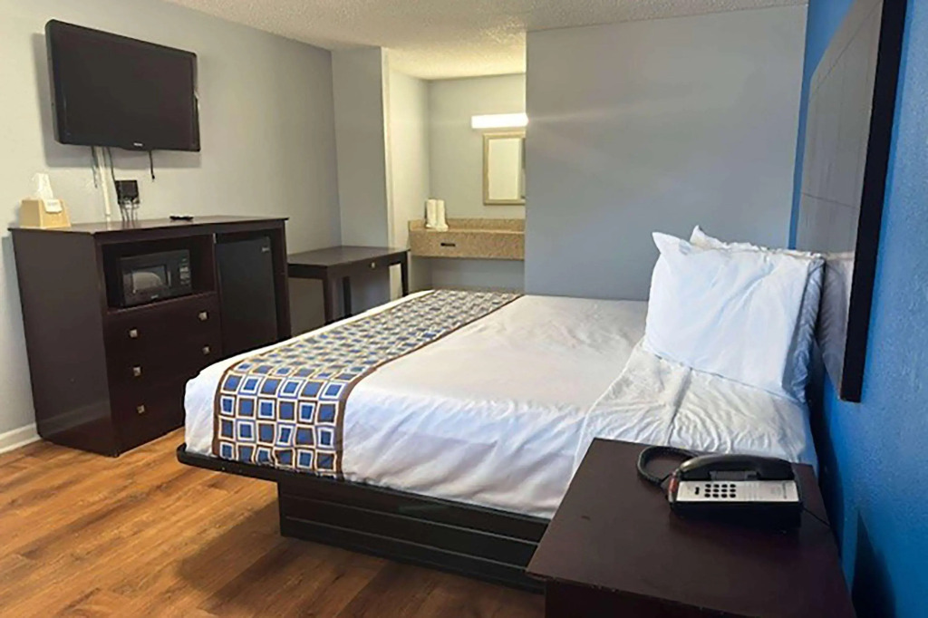 Super 8 by Wyndham Portsmouth - Norfolk