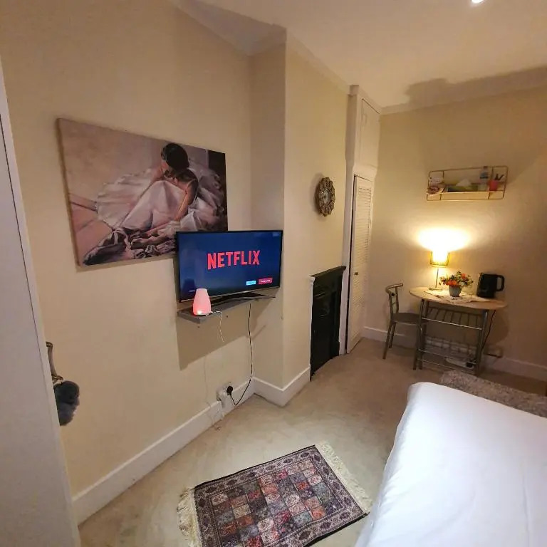 Monalisa single room near Edgware station