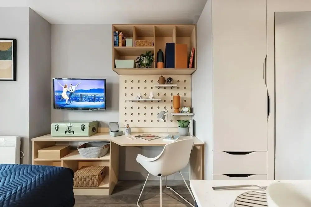 Student Only - Huxley Studios Near Edinburgh City Centre