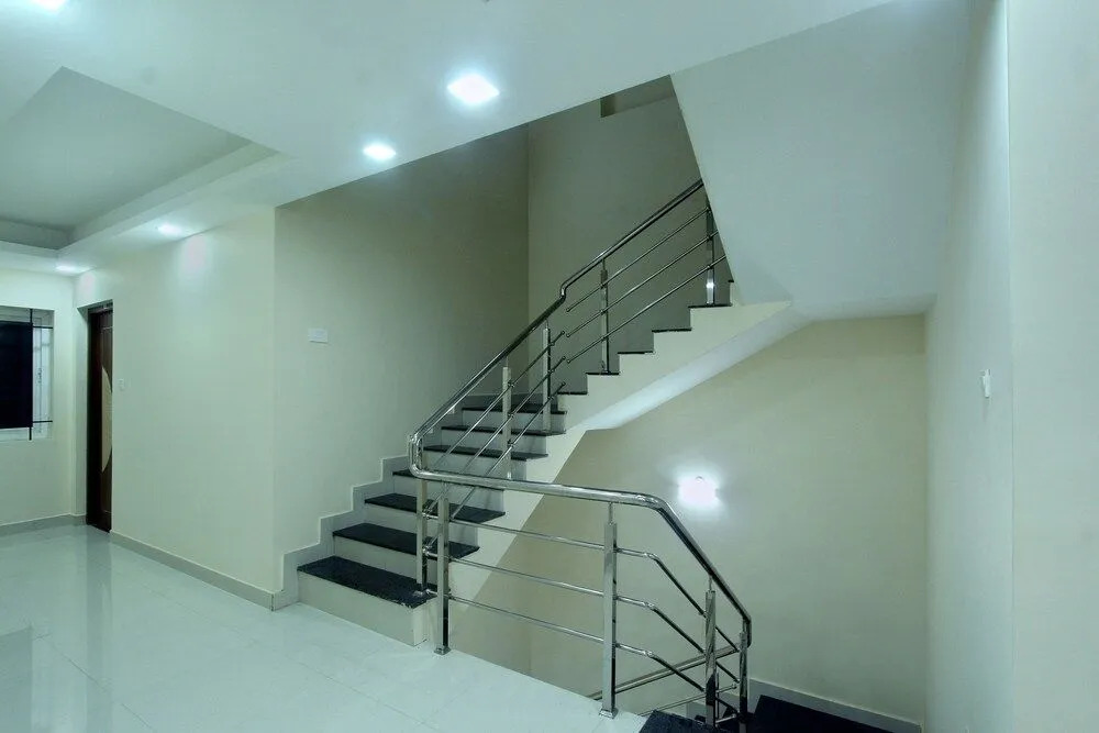 Oyo 26193 Hotel Maple Suites