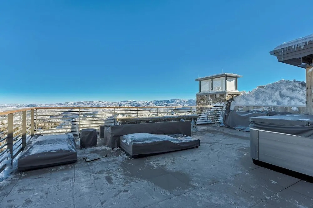 Four Bedroom Penthouse 4 Apartment Hotel by RedAwning
