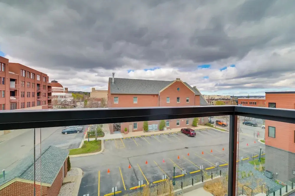Walk Everywhere! Central Traverse City Condo