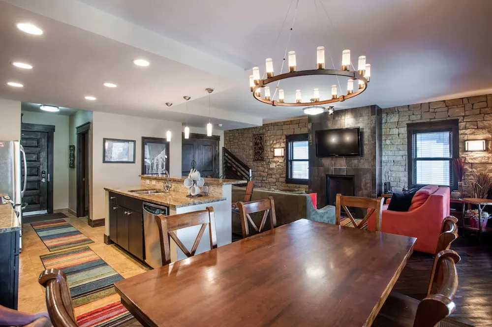 Spacious Village View Townhouse with Fireplace at Parry Peak Lofts townhouse