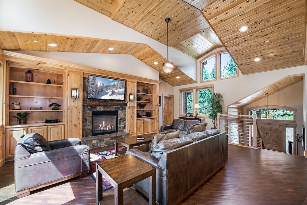 Big Bear Lodge W/ Sauna, Hot Tub, Decks & 4 Fireplaces 6 Bedroom Home