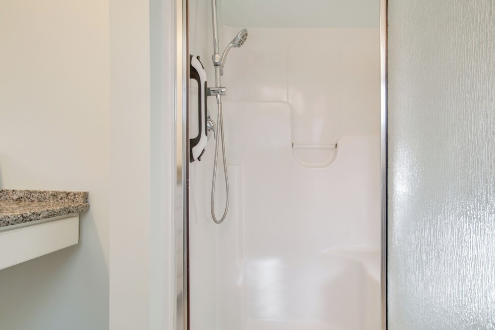 Walk to Sagamore Beach! Curated + Spacious Cottage