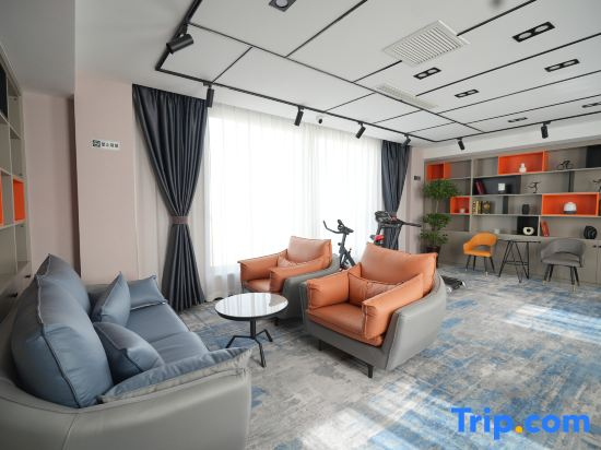 Jianghong Hotel (Korla Railway Station 218 National Road)
