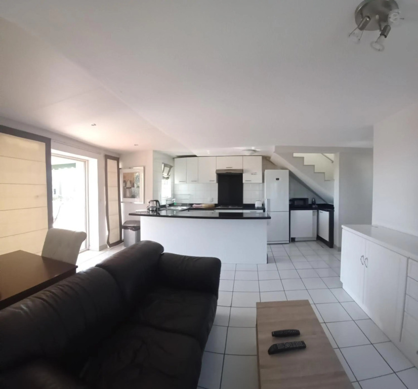 Mount Royal 09 - Large 1 bed with balcony