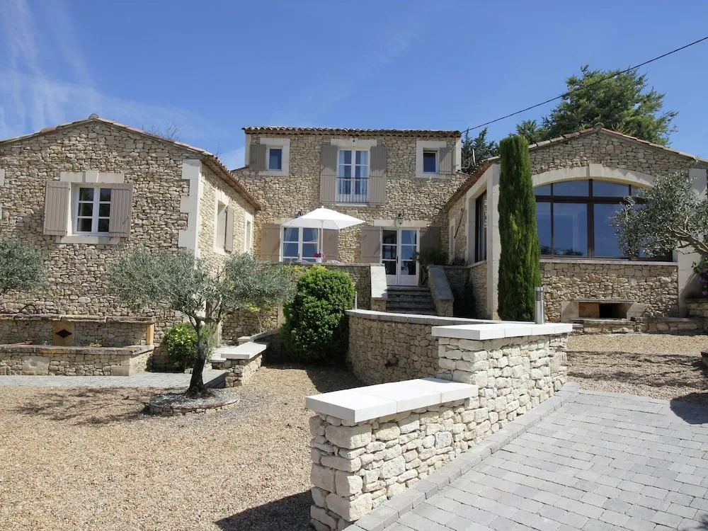 Beautiful, renovated Bastide with private pool and panoramic views, 3km from Apt