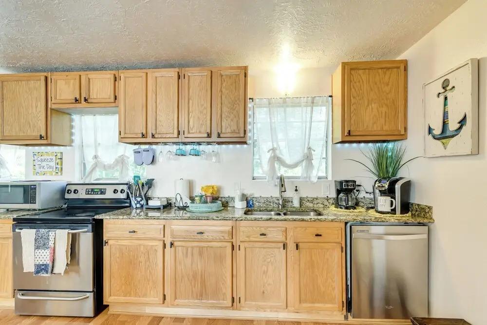 3 Mi to Boardwalk: Bacliff Apartment w/ Hot Tub