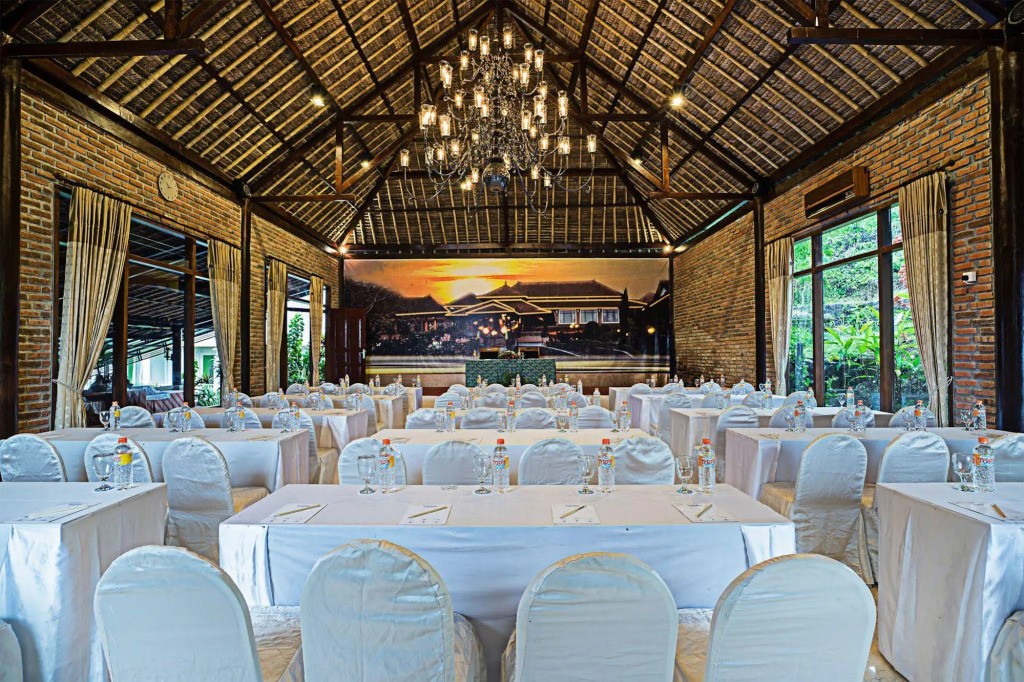 Royal Hotel and Villas Trawas