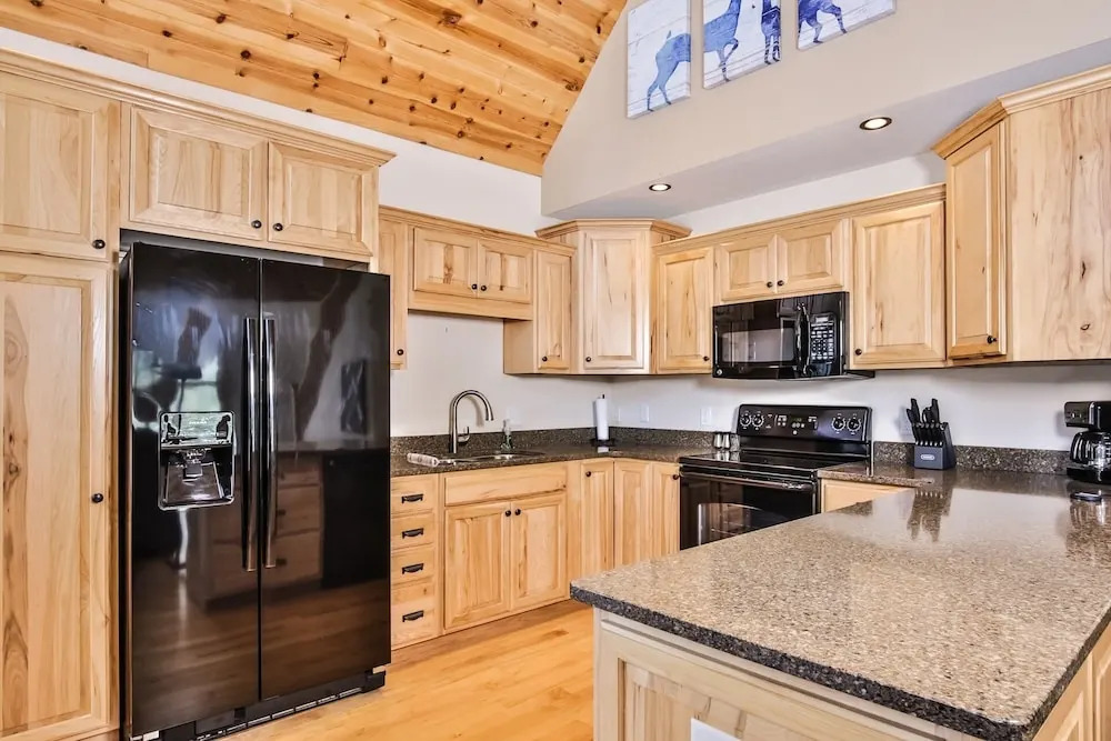 Oak Lane Lake House - Hiller Vacation S 3 Bedroom Home