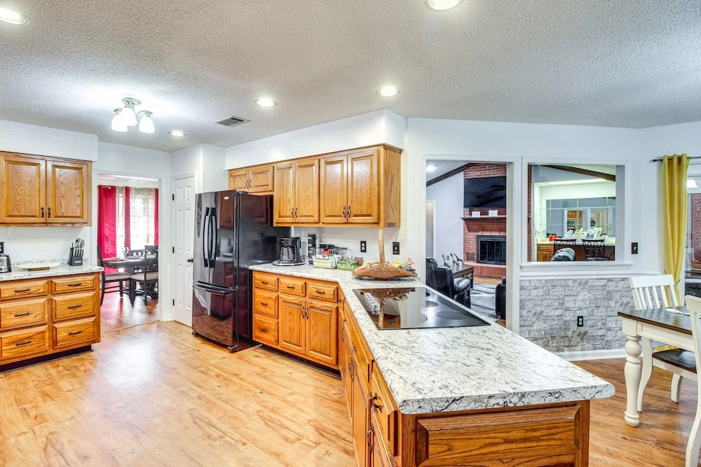 Pool + Gameroom: Family Fun Retreat in Hinesville!