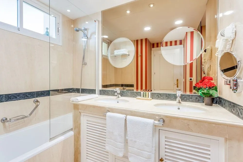 Apartamentos Guadalpin Suites